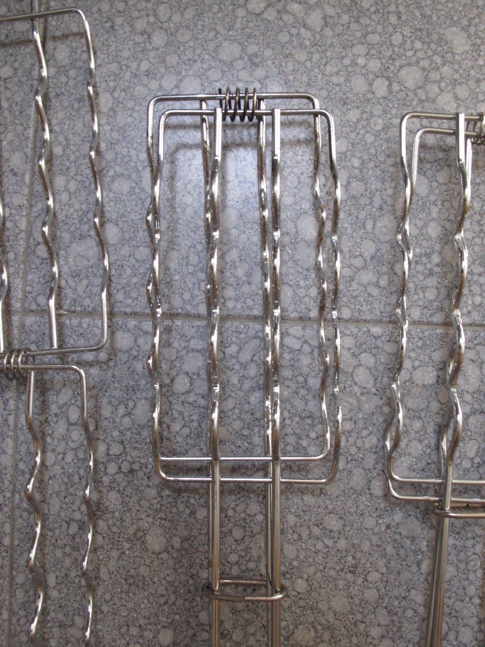 Griglie: lot de 5 grilles à saucisses – Nuovo (secondo la descrizione) da lossy venduto da katz_fr 1