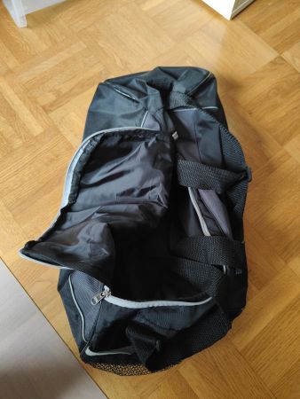 Sporttasche schwarz mit Reissverschluss gebraucht