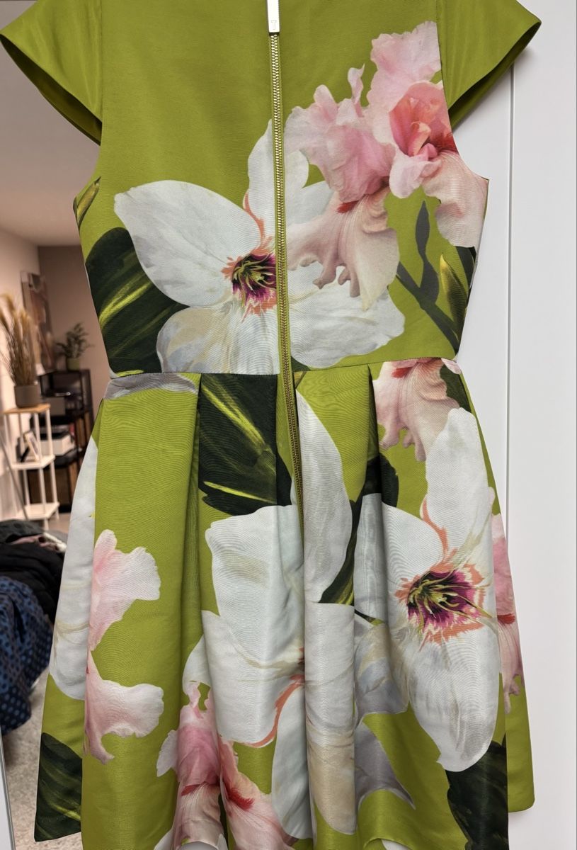 Ted Baker Vestiti: Ted Baker Kleid mit Blumenmuster, Gr. 36, neu – Nuovo (secondo la descrizione) da Füllinsdorf venduto da fab_n8ry 1