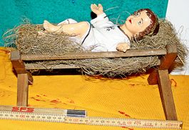 Jesuskind mit Holz-Krippe