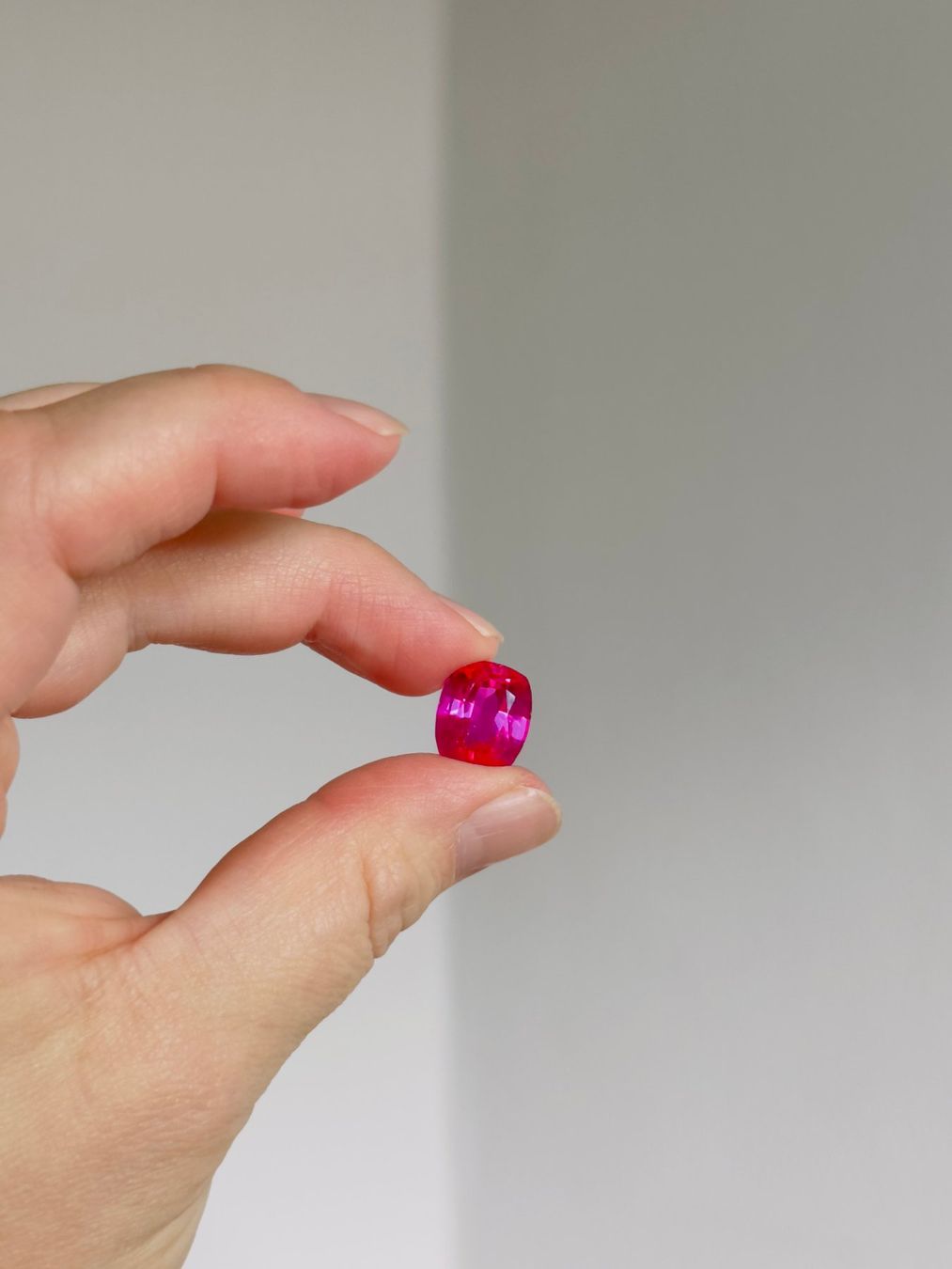Pietre preziose: 12.20 Ct Certified Cushion Cut Loose Gemstone – Nuovo e nell'imballaggio originale da Genève venduto da AWWA 2
