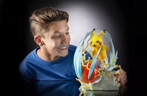 Pokémon Giocattoli: Pokémon Statue Pikachu 33cm Deluxe / mit Lichtfunktion – Nuovo e nell'imballaggio originale da Oensingen venduto da Liquidations-Shop 2