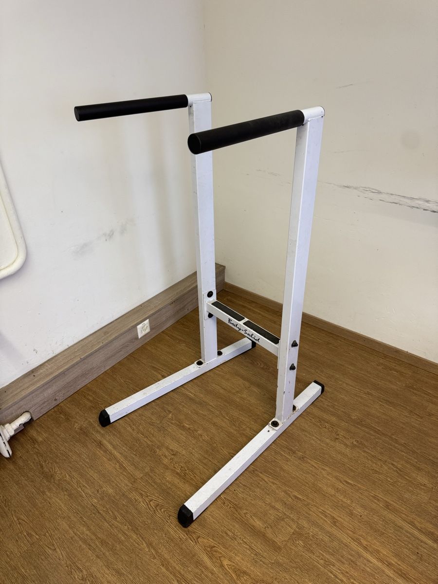 Hometrainer: Fitness Body Solid Dip Station Dips Bar Stabil und robust – Usato da Uetliberg venduto da Mitinsky 1
