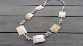 Collier sautoir avec nacre beige & perles semi-précieuses