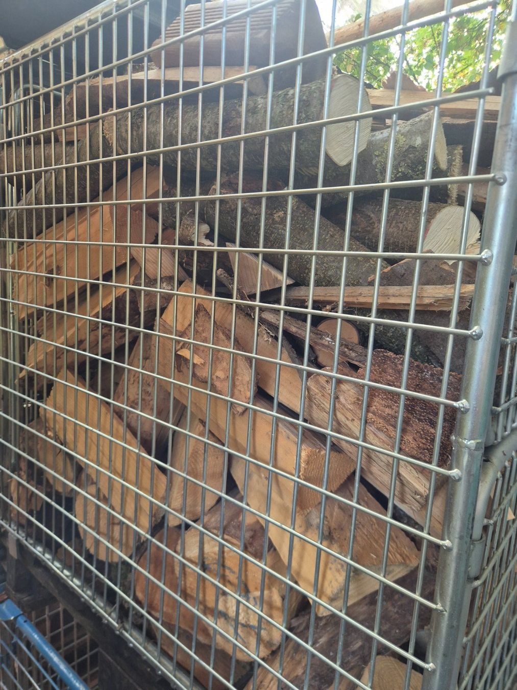 Articoli in legno: günstiges Brennholz, gemischt – Usato da Ettenhausen TG venduto da ClaasXerion 2