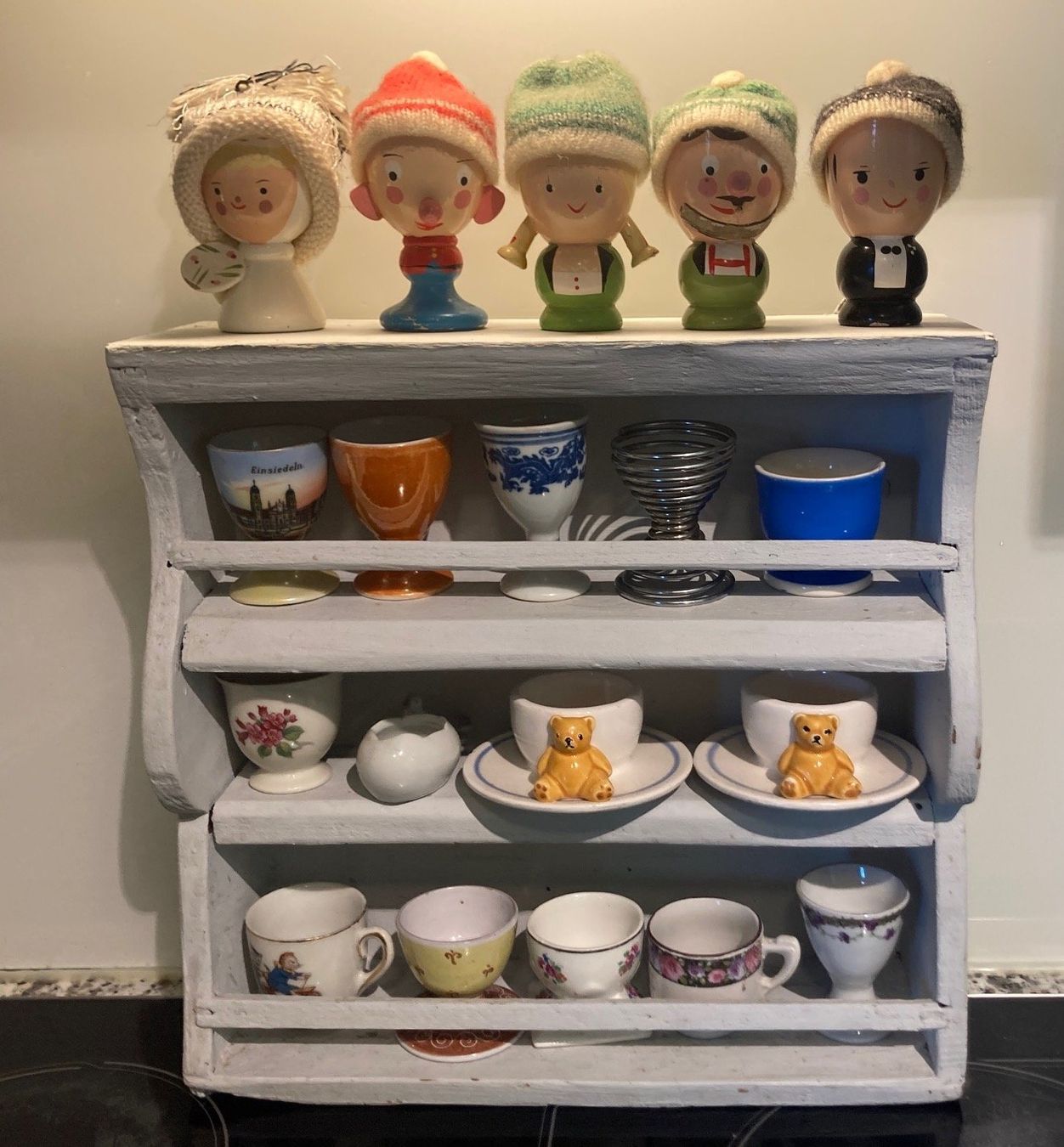 Altre Stoviglie: Eierbecher mit Holzregal, shabby chic – Usato da Rumlikon venduto da Ambiente_Brocante