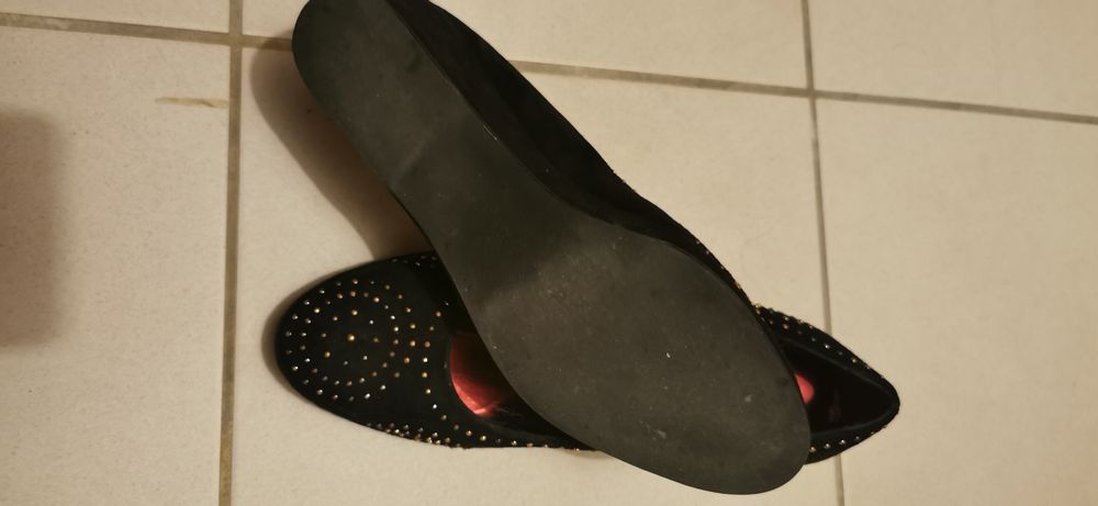 Jolies chaussures basses en daim noir. Neuves. P. 38 5