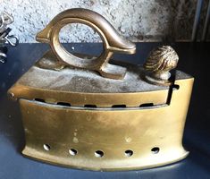Antikes Bügeleisen aus Messing, dekorativ & speziell