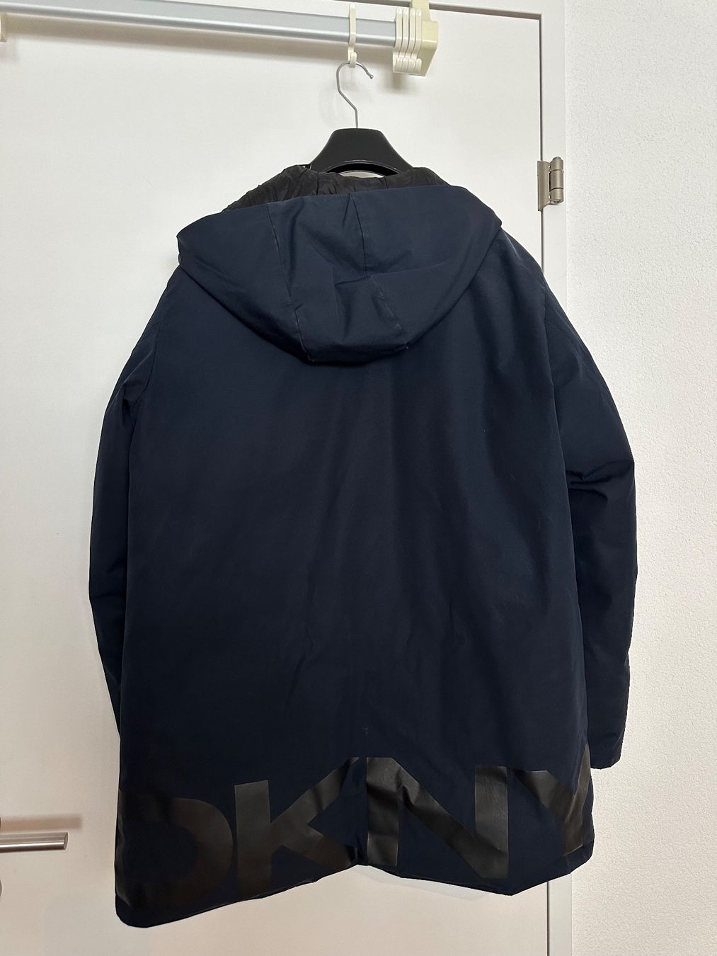 DKNY Giacche: DKNY Herren Winterjacke dunkelblau - L – Usato da Pfäffikon SZ venduto da ansyyy 4