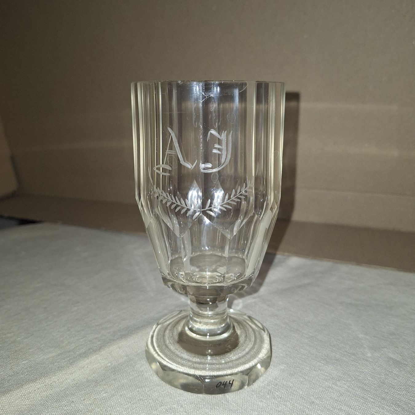 Gläser: Schönes Trinkglas mit Initialen, mit elegantem Glasstiel – Gebraucht aus Winterthur von Goldpipau