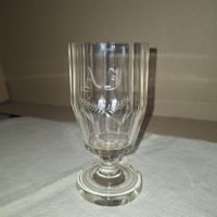 Schönes Trinkglas mit Initialen, mit elegantem Glasstiel