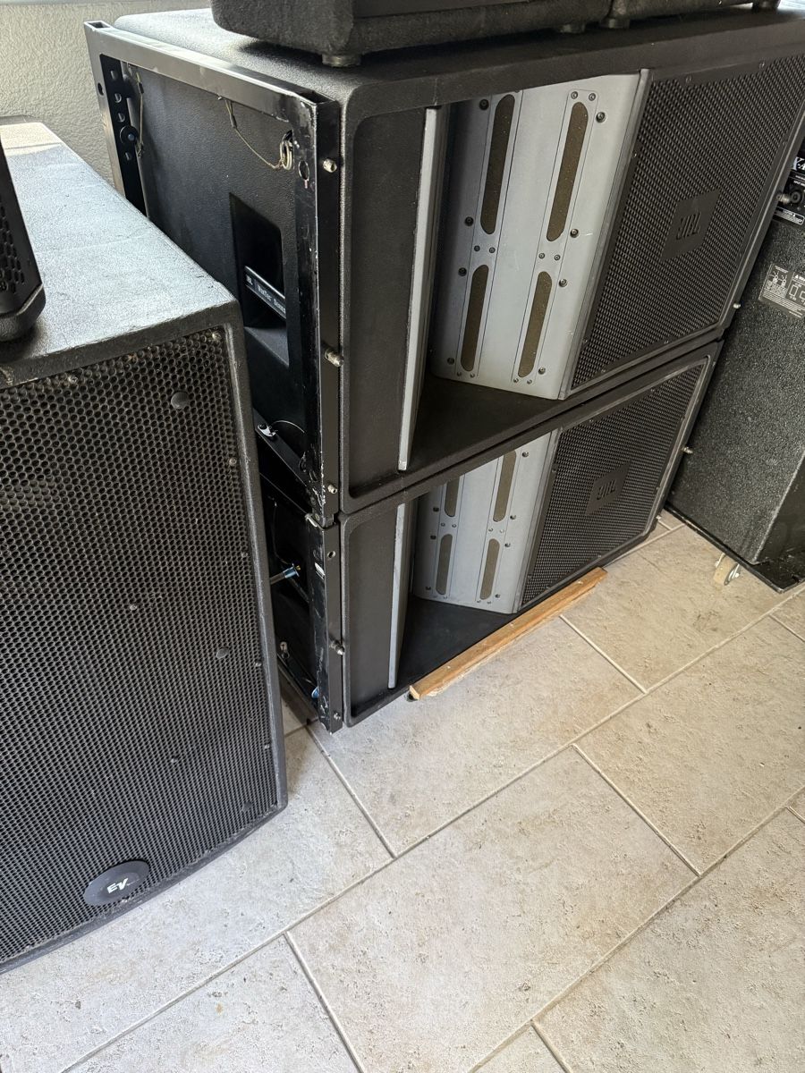 JBL Lautsprecher: JBL Line Array PA Lautsprecher 4 Stk. – Gebraucht aus Nebikon von Electrovoice10 1