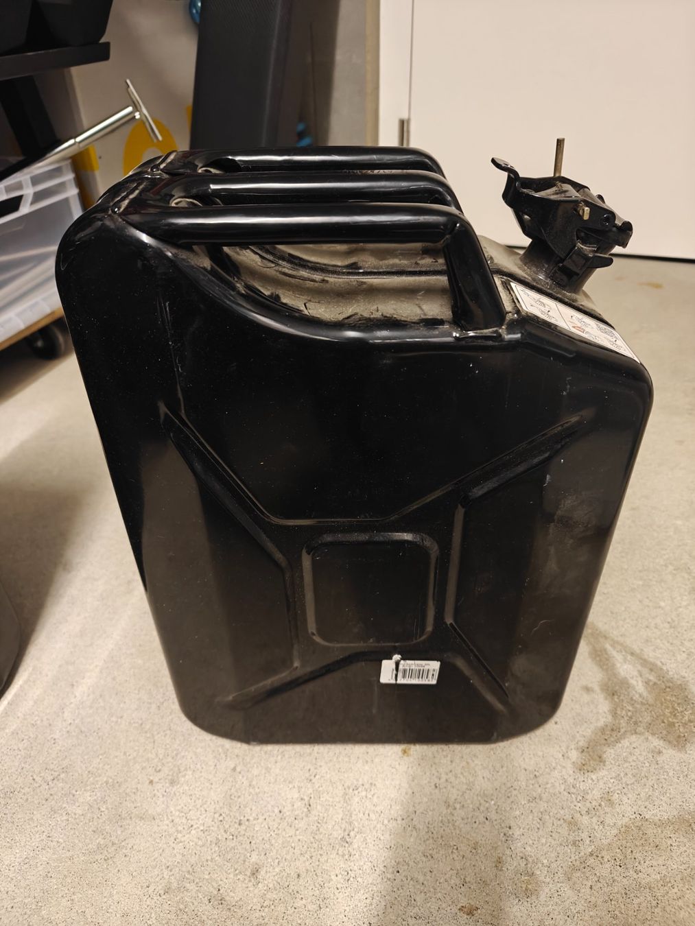 Bidons d’essence: Benzinkanister schwarz 20l Valpro mit Blokade – D'occasion à Ermatingen par ans_m6lj 1