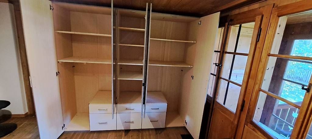 Schränke: Geräumiger Kleiderschrank – Gebraucht aus Aeschiried von sevenline 2