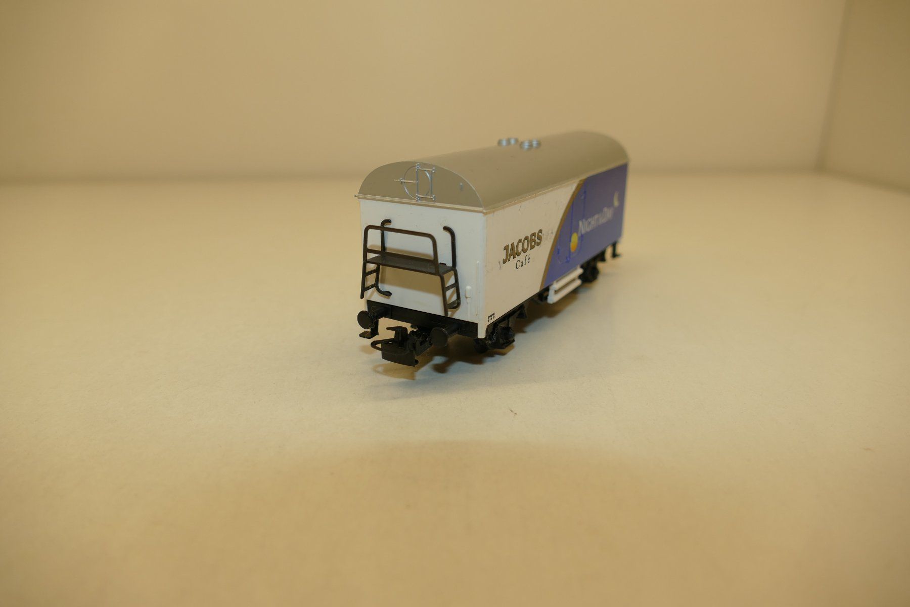 Märklin Modellini di ferrovie: Märklin H0: Jacobs Cafe Güterwagen Night&Day – Usato da Niederhasli venduto da rail-duerst 1