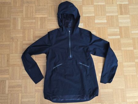 On Running Waterproof Anorak Damenjacke Gr. S – Schwarz