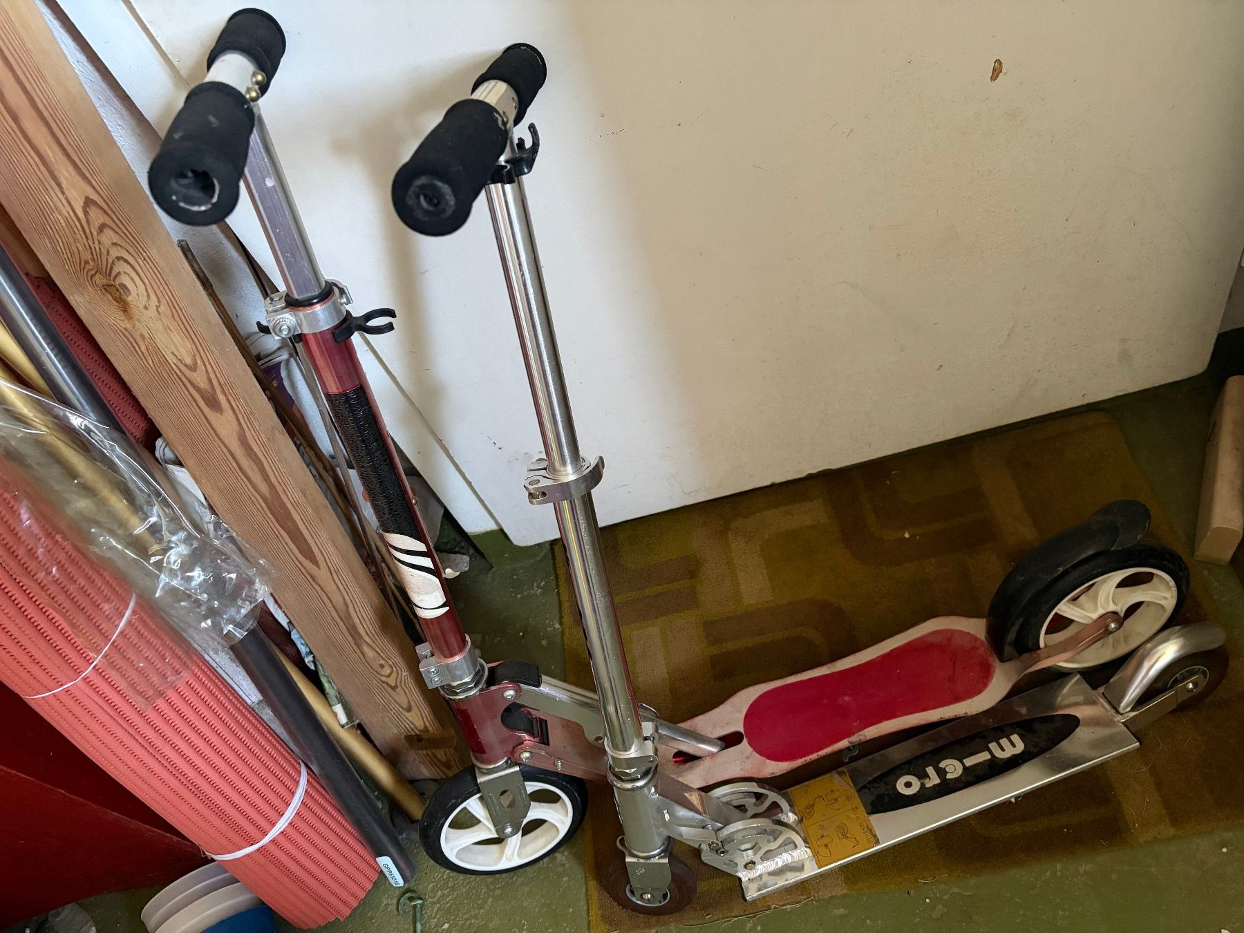 Micro Kickboard: 2 klappbare Trotti, eines davon Original m-cro scooter – D'occasion à Wangen ZH par Ssunbeam