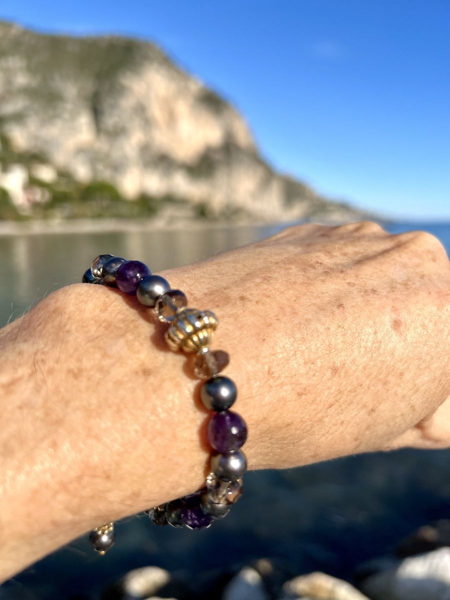 Armbänder & -reifen: Amethyst & Black Pearl Bracelet Gold Plated – Neu und originalverpackt aus Rüschlikon von ThereseJewelryDesign
