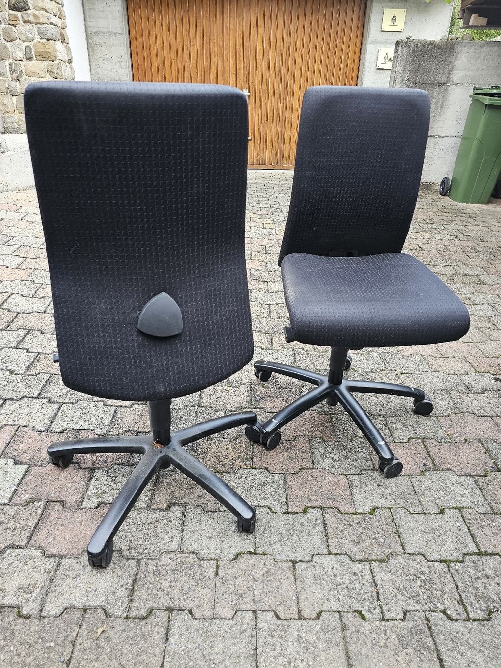 Chaises: 2 gepolsterte Bürostühle – D'occasion à Meisterschwanden par Hummer21 1