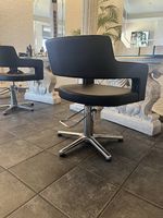 8 hochwertige Coiffeur-/Friseurstühle  schwarz