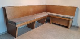 Eckbank aus Holz mit Polsterauflagen