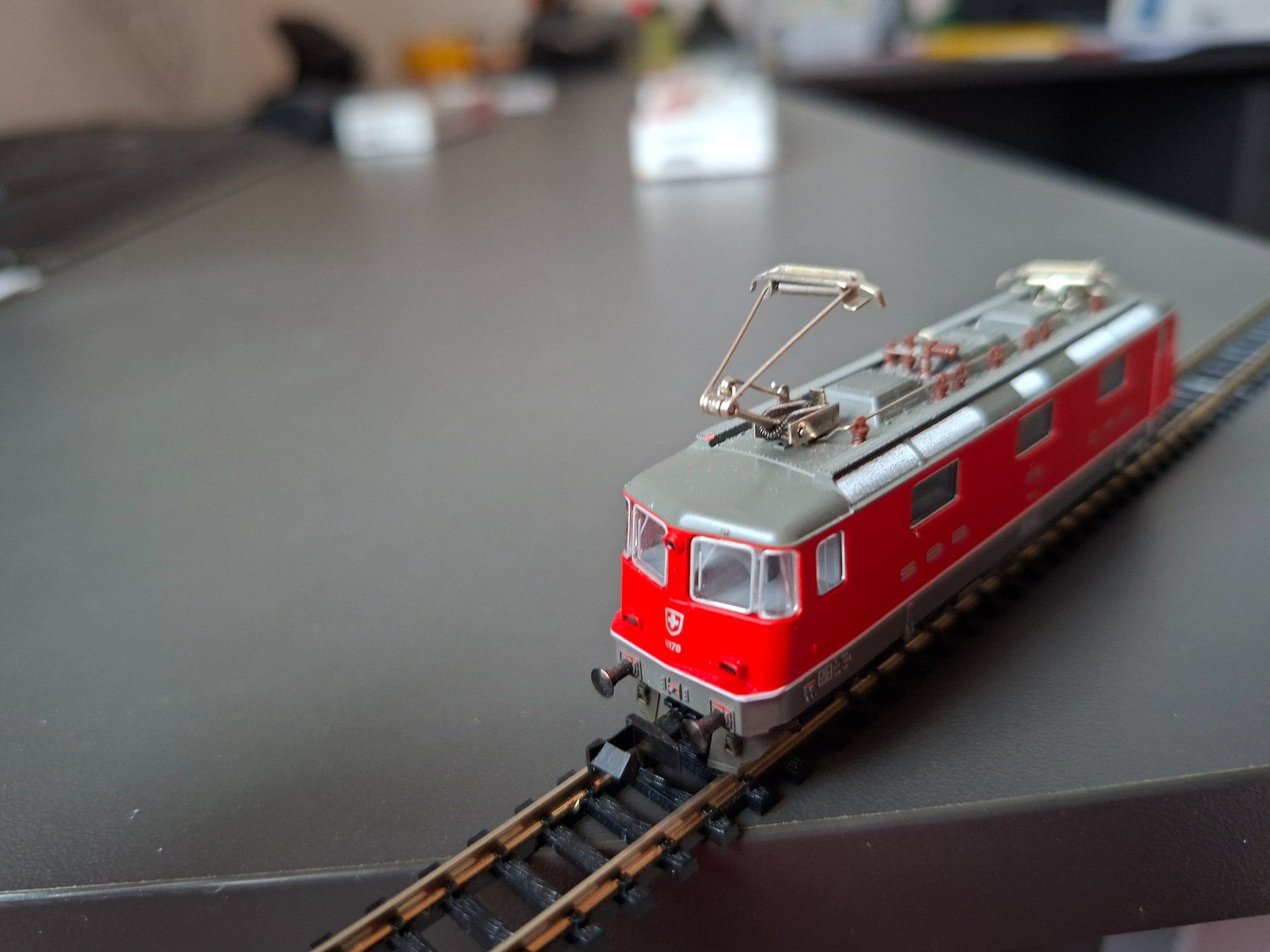 Fleischmann Modellini di ferrovie: Re 4/4 II Fleischmann rot – Usato da Liesberg Dorf venduto da Wispli3 4