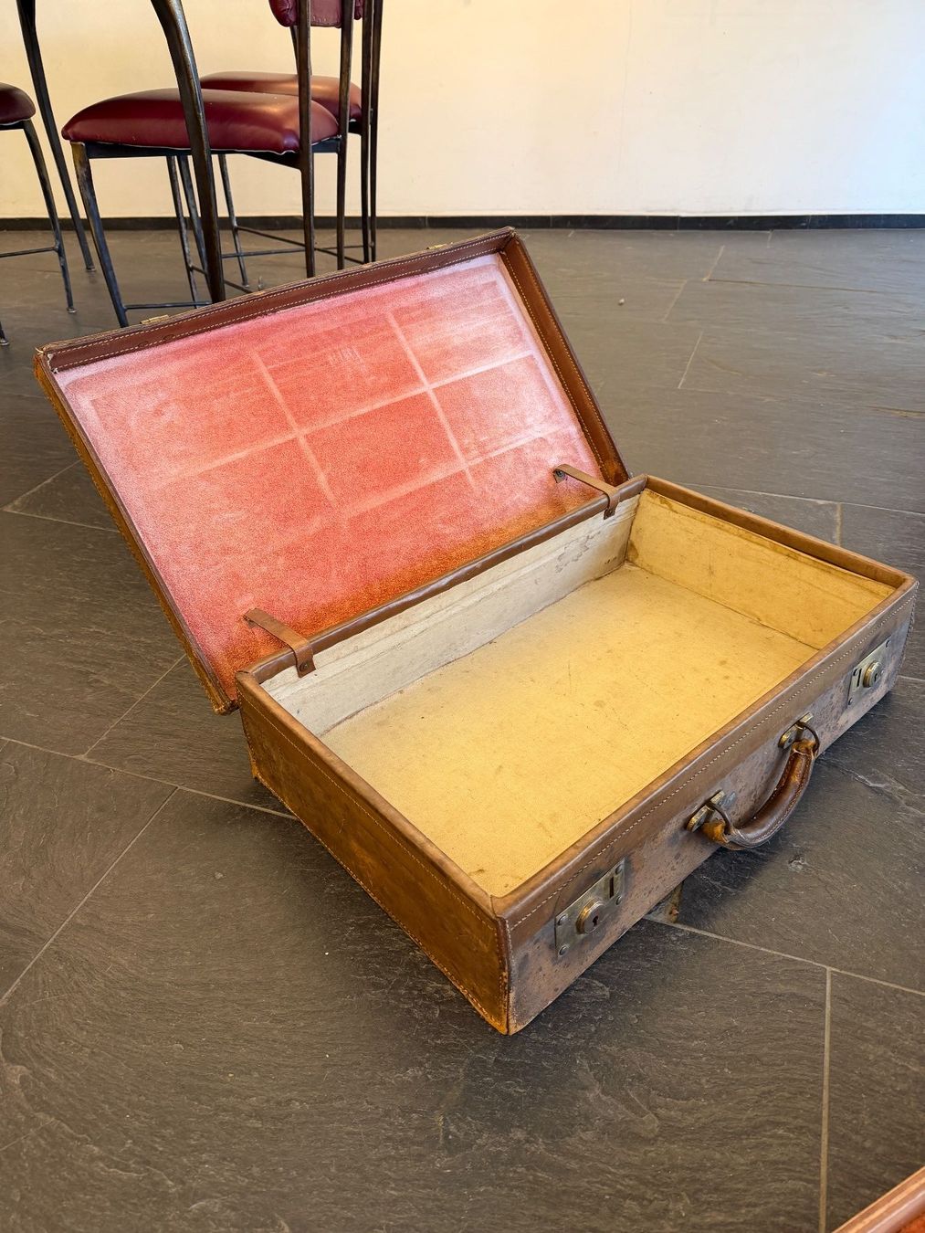 Valigie: Antiker Reisekoffer mit Einlage. – Usato da Zürich venduto da TPur