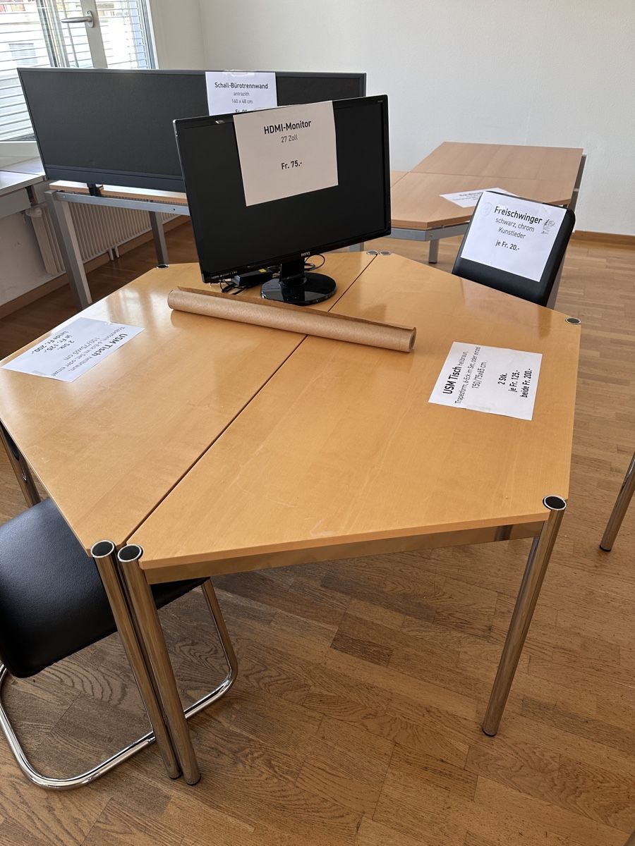 USM Tavoli: USM Tisch hellbraun Trapezform 150/75x65 cm 2Stk Set – Usato da Luzern venduto da AK64