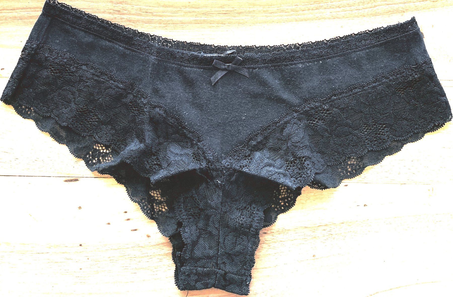 Altra biancheria intima: 2 Spitzen String, schwarz und marinefarben, Grösse S – Nuovo (secondo la descrizione) da Birsfelden venduto da Emporio82 2