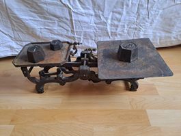 antike Waage aus Eisen mit Gewichsteinen