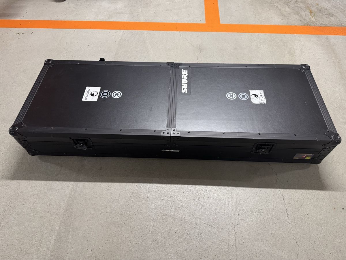 Behringer Console di mixaggio: DJ Pult / Case  Behringer mit LED Licht schwarz – Usato da Ehrendingen venduto da Sansav 4