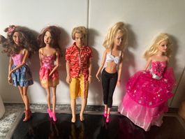 4 Barbie und 1 Ken.