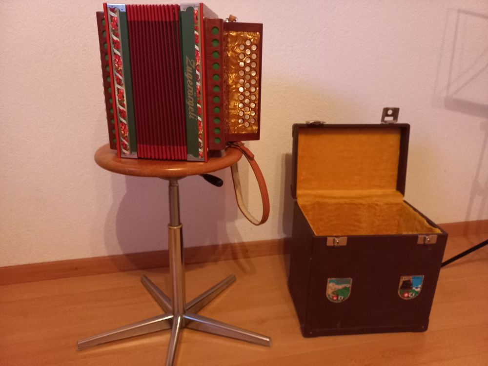 Strumenti musicali: Zuger - Örgeli mit Koffer - Tonart B - 18 Bässe – Usato da Andwil TG venduto da Natur5