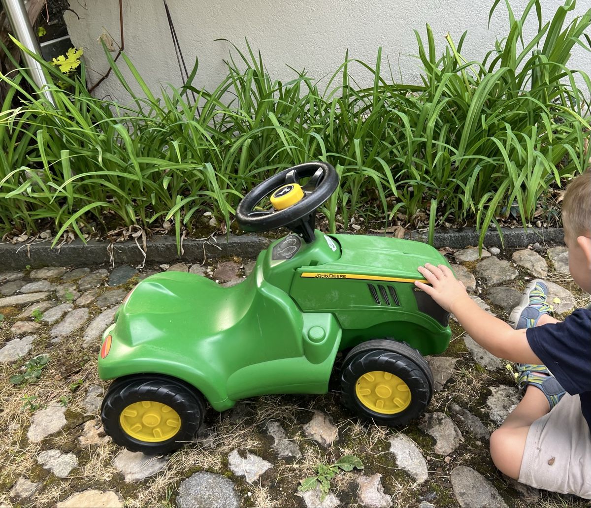 John Deere Fahrzeuge für Kinder: Rutschauto Traktor John Deere – Gebraucht aus Aesch BL von Sam-3 3