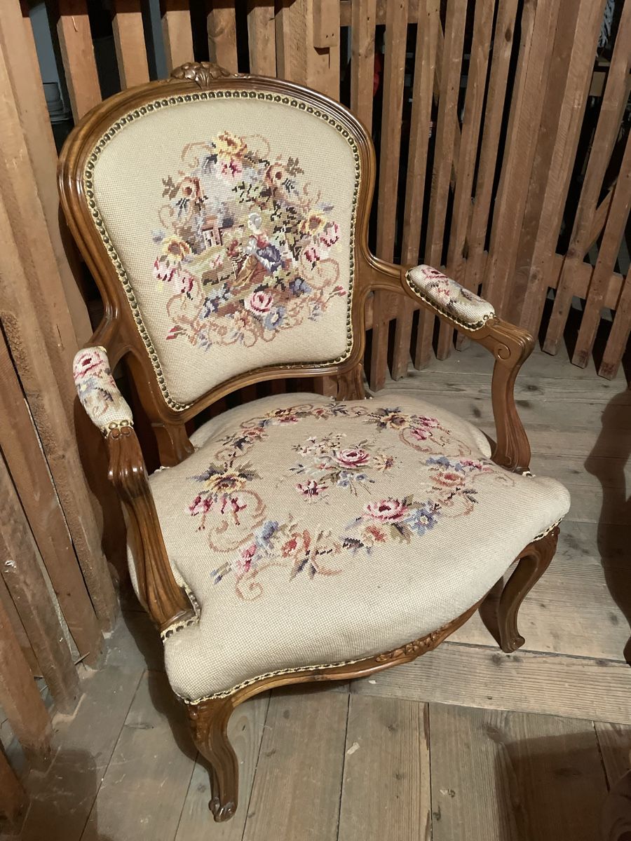 Sofas: Möbel-Set mit Stickerei: Sofa, 2 Sessel, Hocker – Gebraucht aus Zürich von Campi1000 6