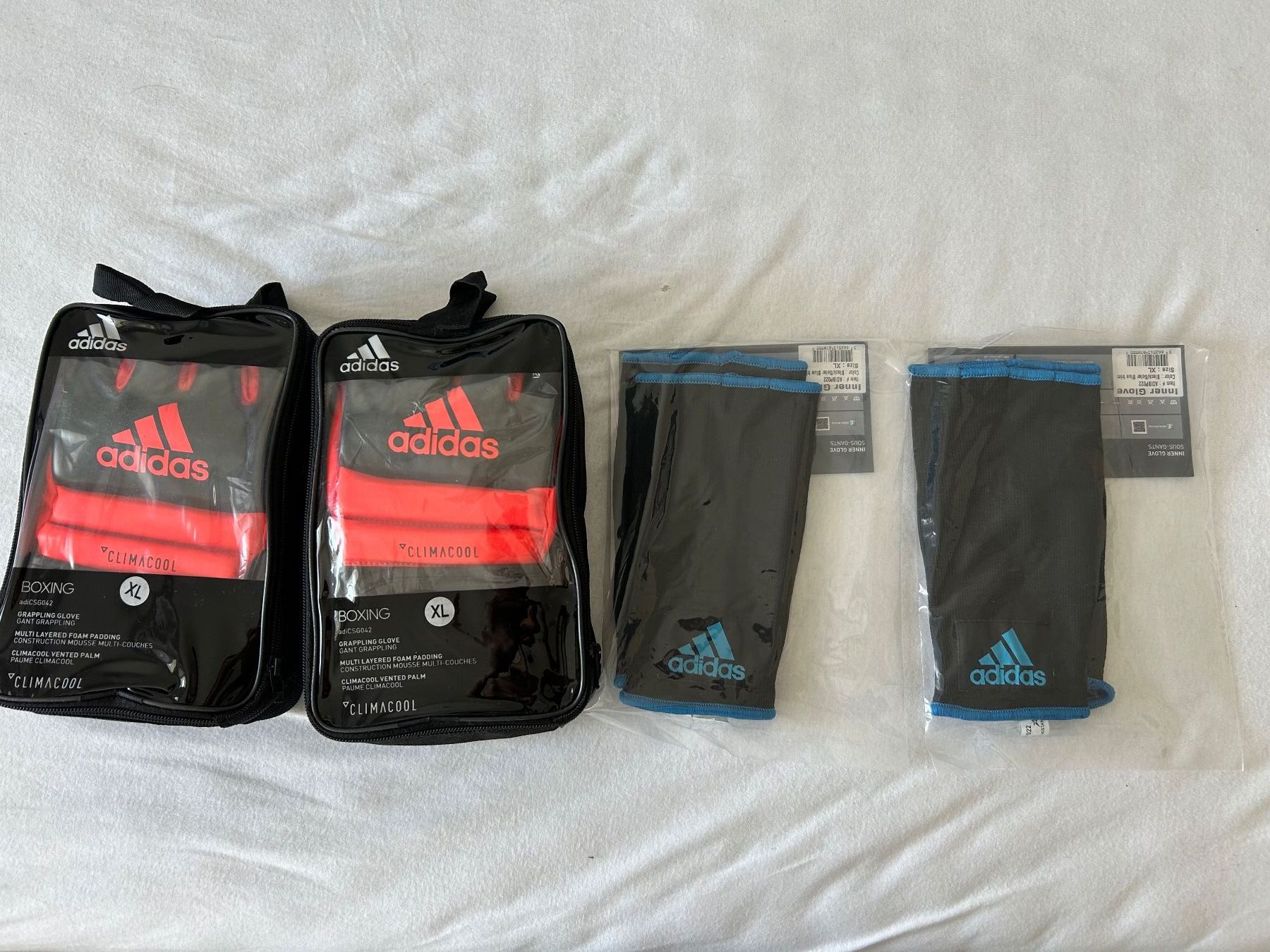 Adidas Guanti & manicotti: 2 Paar adidas MMA Handschuhe – Nuovo e nell'imballaggio originale da Dietikon venduto da ussenterprise