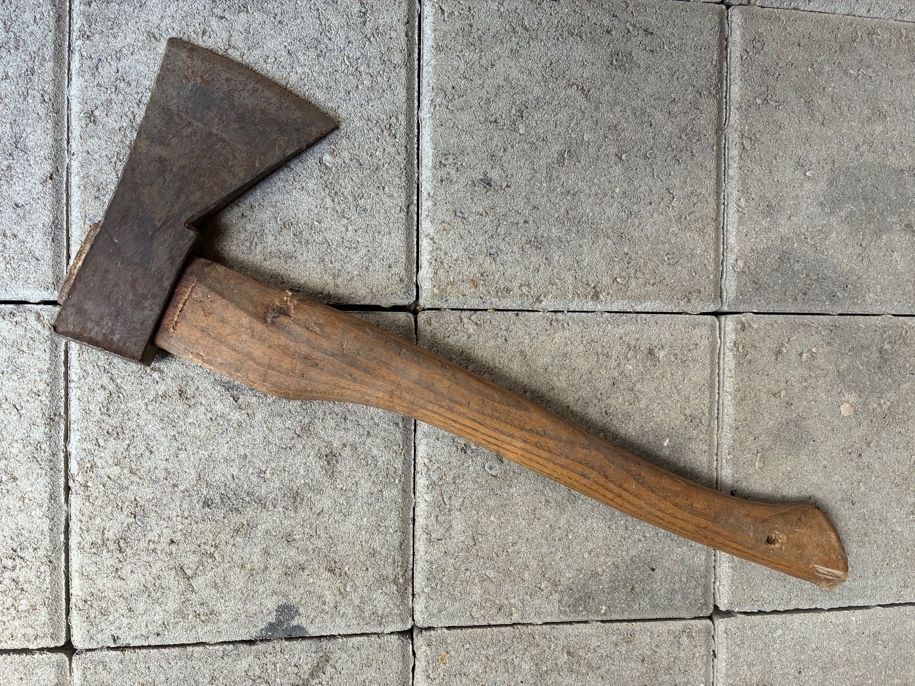 Tutti gli attrezzi: Sehr alte Axt mit Holzstiel, gebraucht – Usato da Baar venduto da Johan016