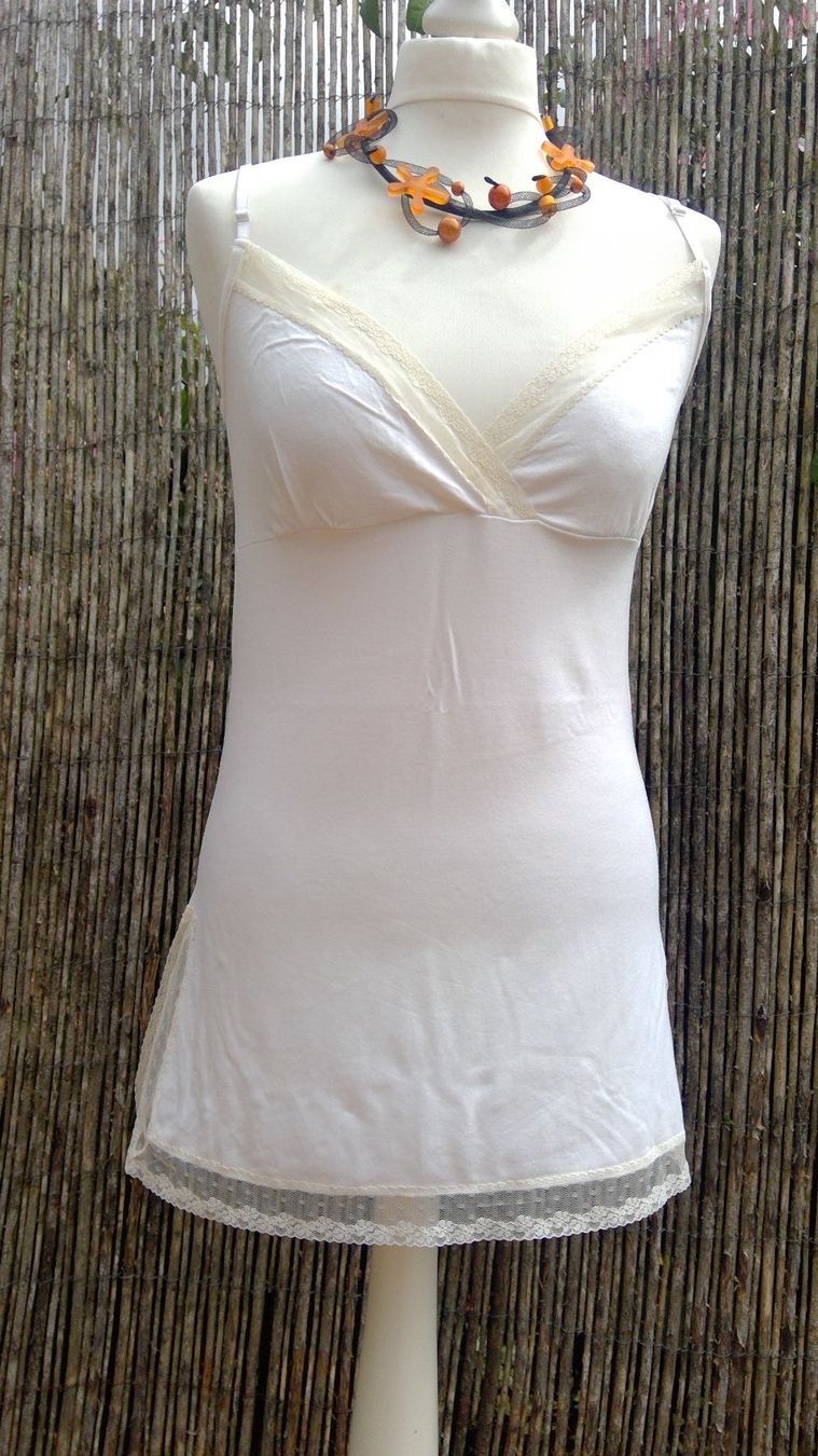 Top: Top débardeur tunique écru avec dentelles, taille M – Nuovo (secondo la descrizione) da Agiez venduto da chouchanelle