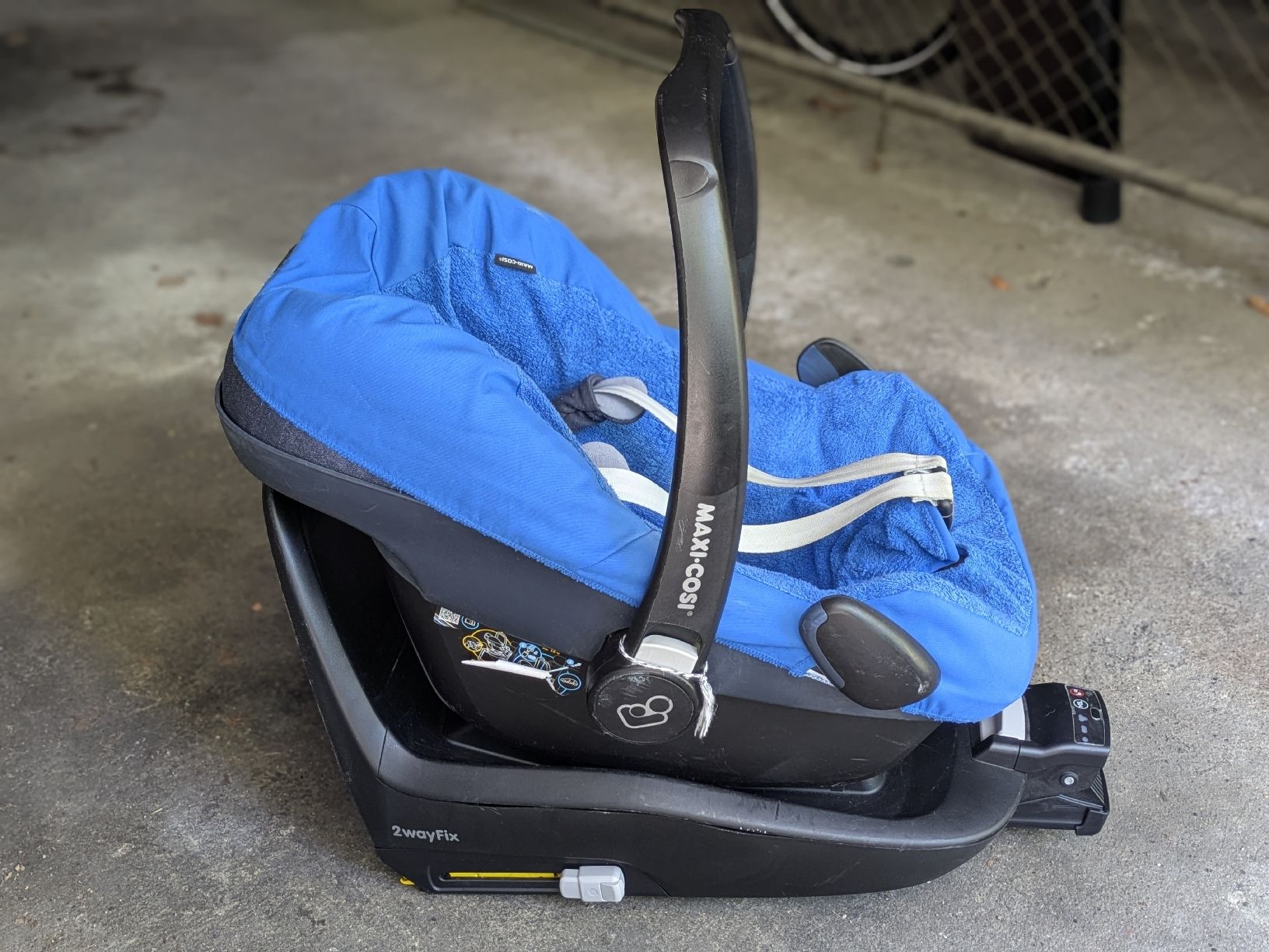Maxi-Cosi Sièges auto: Maxi-Cosi Pebble Plus mit Isofix Station – D'occasion à St. Gallen par Lila_238