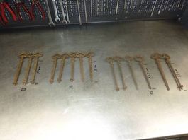 14 Schlüssel-Steckdorne antik, aus Gusseisen GF