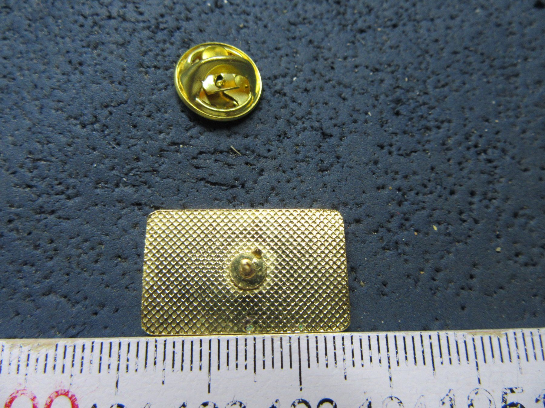 Swiss Placchette & Badge: RAIFFEISEN BANK PIN GOLDIG – Usato da Ettingen venduto da Hausi4711 1