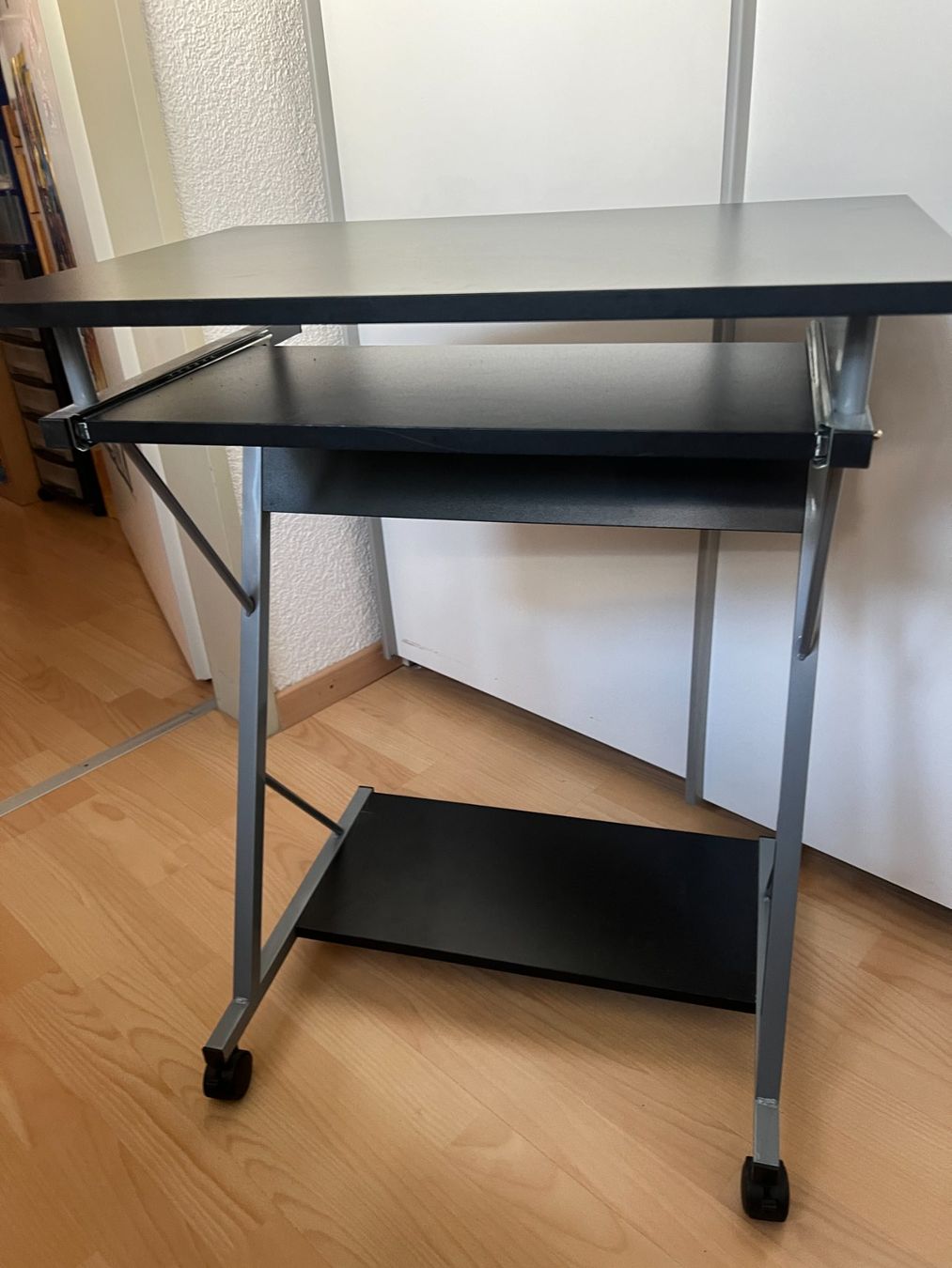 Scrivanie: Rollwagen Computertisch schwarz Metall Gestell mit Ablage – Usato da Oberbüren venduto da Swictch 3