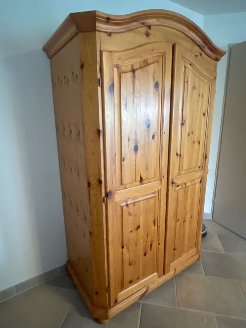 Armadi: Schrank Massivholz – Usato da Rafz venduto da cloudflight15 1