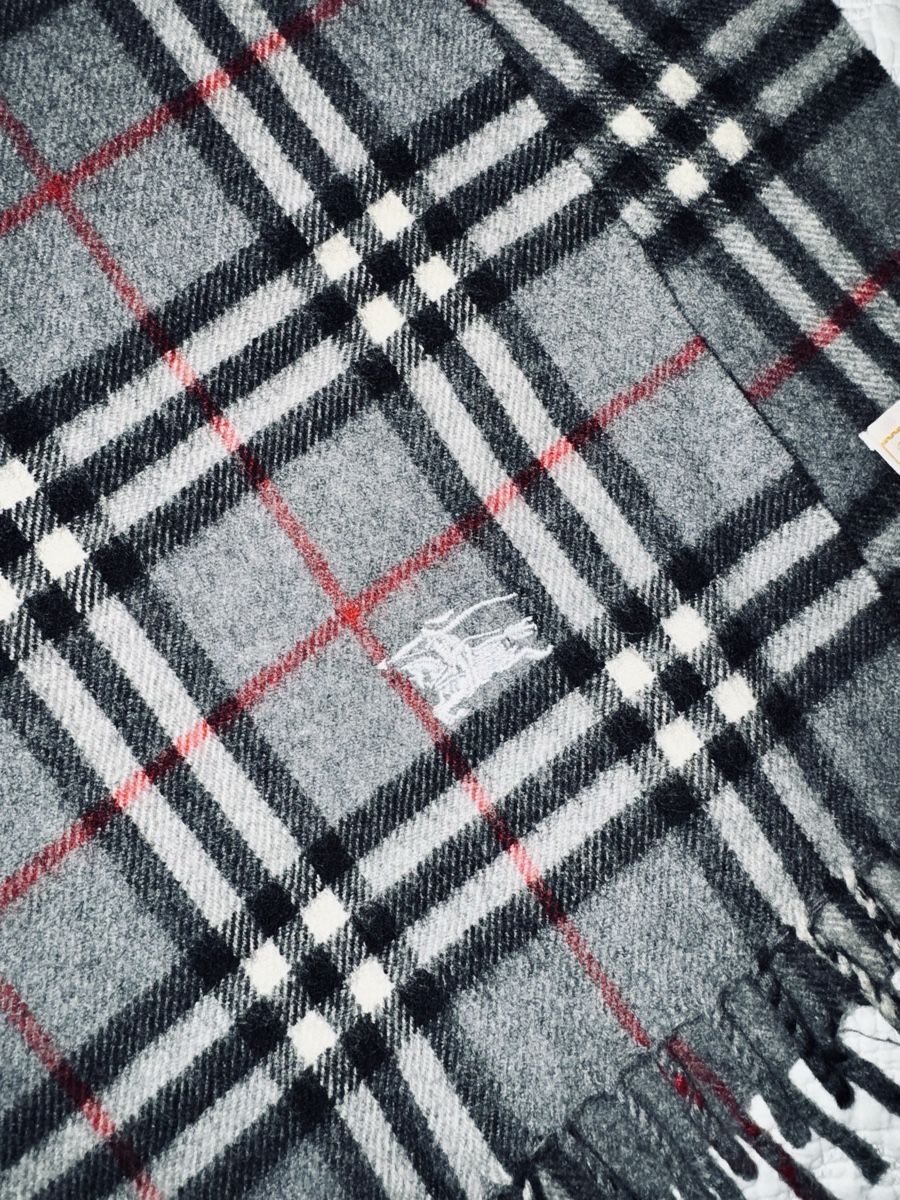 Burberry Foulard & Sciarpe: Burberry Scarf - Wool – Nuovo (secondo la descrizione) da Collonge-Bellerive venduto da alejan_0984
