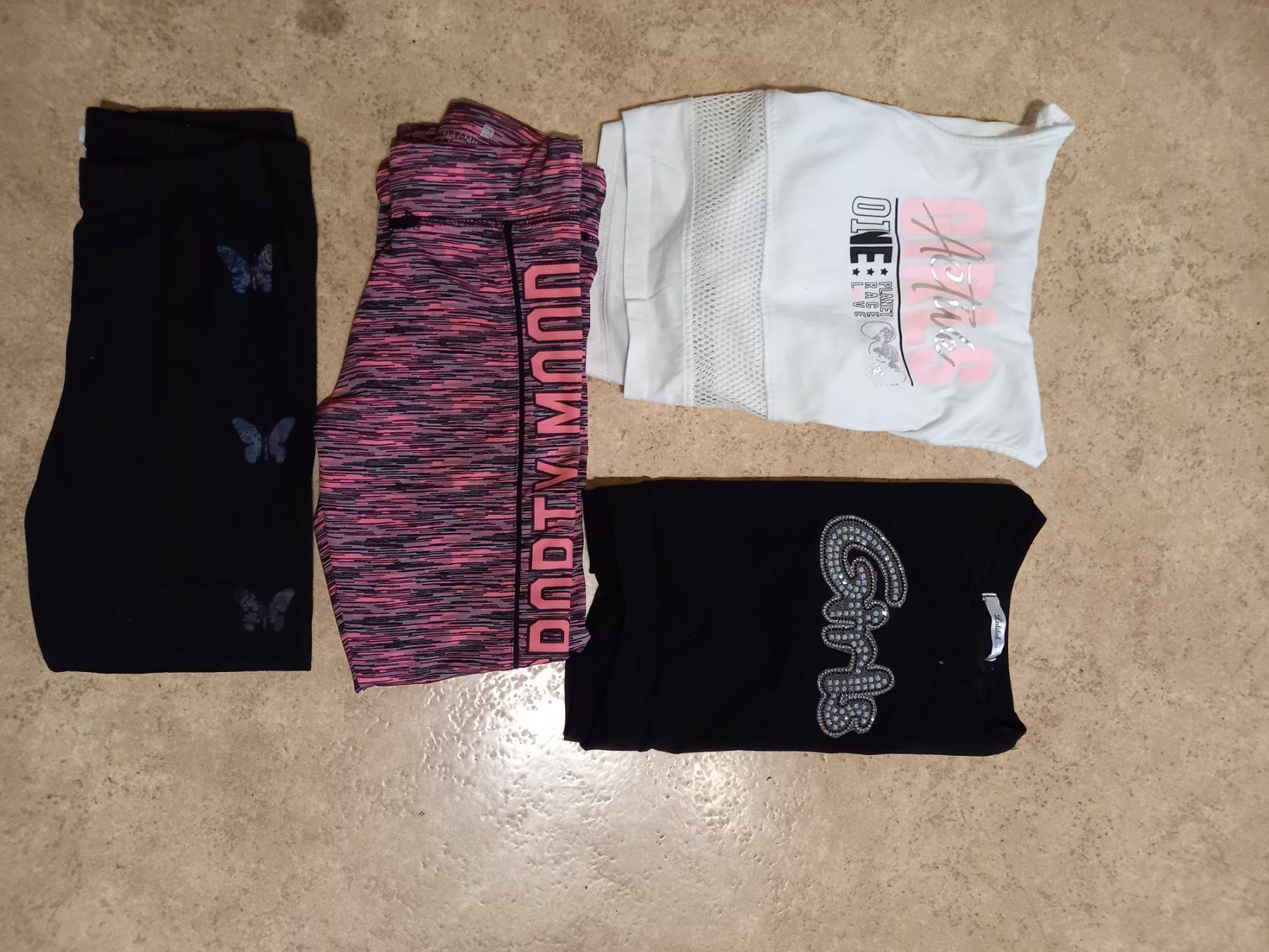Lotti & Set di vestiti: Mädchen Kleiderpaket, 2x Leggings, 2x T-Shirts, Gr 134/140 – Nuovo (secondo la descrizione) da Möhlin venduto da Simba4871