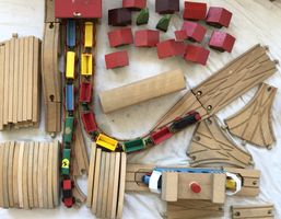 Grosses BRIO Holzeisenbahn Set mit Zügen und Häusern