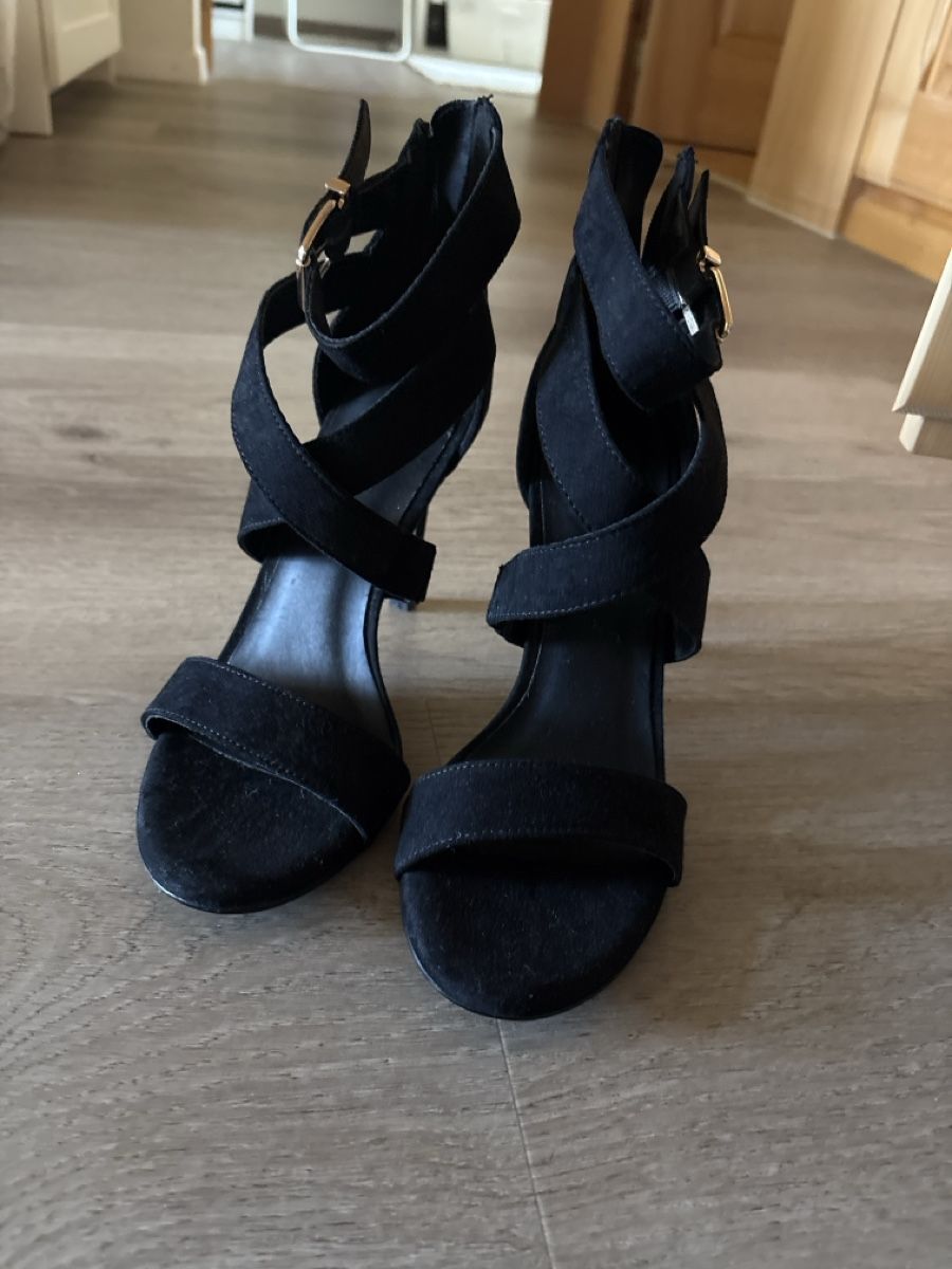 Graceland Damenschuhe: Schwarze Sandalen mit Absatz Grösse 39 neu – Neu (gemäss Beschreibung) aus Linden von martina_iwana