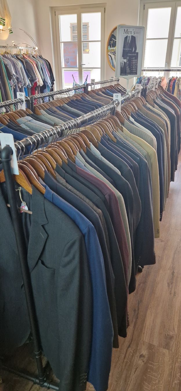 Lotti di vestiti: 300 Anzüge /Sakko – Usato da Olten venduto da hinterhof.olten 5
