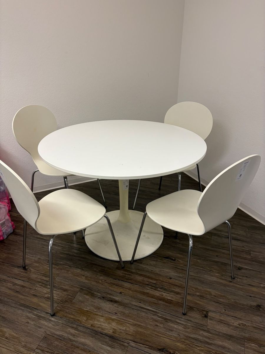 Set de table et chaises: Esstisch mit 4 Stühlen weiss – D'occasion à Gränichen par Eliotta72 1