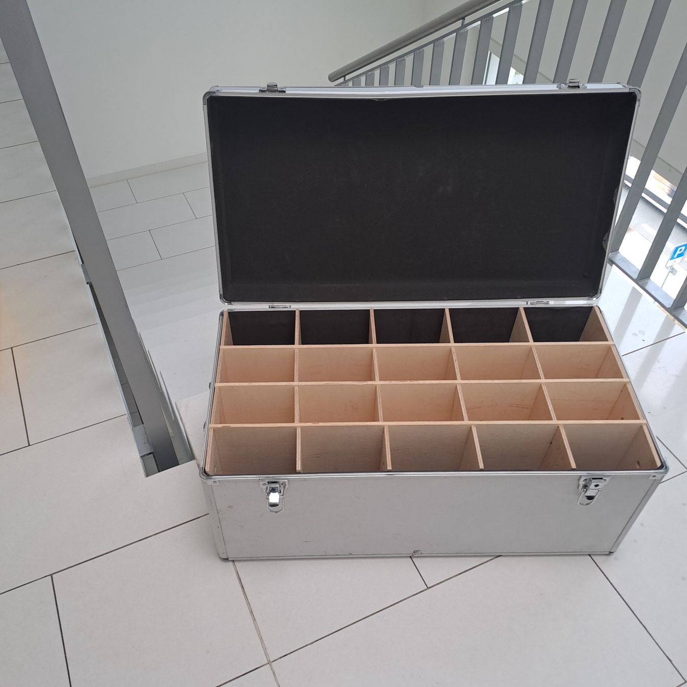 Valises de voyage: Alukoffer mit 20 Fächern – D'occasion à Horw par Apolo750 1